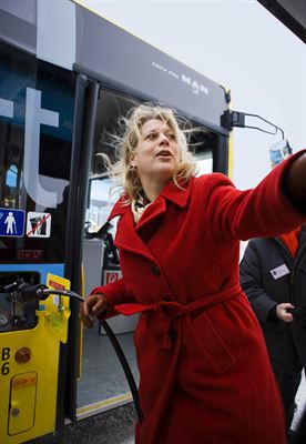 Infrastrukturminister Catharina Elmsäter-Svärd invigde fordonsgasmacken på Arlanda genom att tanka en flygplatsbuss med biogas