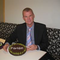 Delicatos VD Peter Larsson med Förlåt-tårtan. 