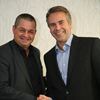 Bild: VD:arna från Mawell, Jan E Larsson (t.v) och Euromed Networks, Bo Eklund skakar hand efter undertecknat avtal.
