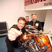 Chip Foose skruvar i den sista skruven på Tonys chopper.