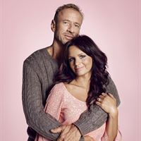 Per Holknekt och Lena Philipsson har designat årets Rosa Bandet 2011
