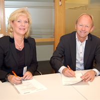 Anette Landén, regionskattechef Skatteverket, och Jan Johansson, VD Peab, skriver under samarbetsavtalet mot svartjobb.