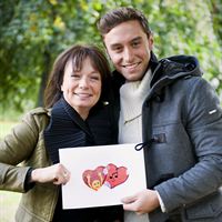 Måns Zelmerlöw och Eva Funck hjälper hjärtsjuka barn