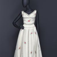 Den vita klänningen är från sent 1950-tal, buren av prinsessan Sibylla