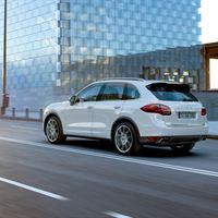 Cayenne Hybrid kör bak