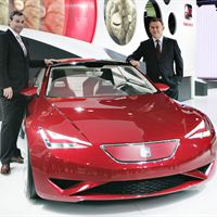 SEAT:s designchef Luc Donckerwolke och SEAT:s president James Miur brevid SEAT IBE