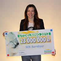 Anna Ryott och check från PostkodLotteriet 2012