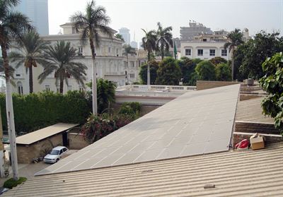 Nyinstallerade solpaneler på svenska ambassaden i Kairo