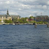 Vasamuseet med sin kommande tillbyggnad, sett från vattnet. Montage: Jonas Israelsson/Bleak