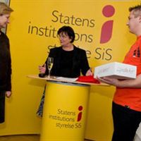 Harriet Lundefors Oscarsson och Mattias Lutman från Behandlingshemmet Rällsögården tar emot SiS Kvalitetspris 2009 av generaldirektör Ewa Persson Göransson.