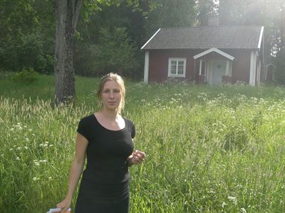 Forskaren Maja Lagerkvist framför torp