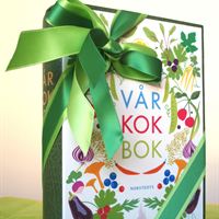 KF ger en specialutgåva av Vår kokbok till Kronprinsessparet.