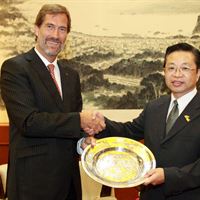 CEO Walter Qvam and Mr.Feng, Vice Mayor Zhenjiang City.