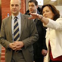 Vd Kari Forsén visar Reinfeldt runt på kontoret