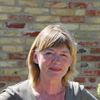 Inger Blomgren Larsson i haven i Österlen.