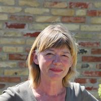 Inger Blomgren Larsson i haven i Österlen.