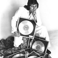 Hans Edler vid en utdelning av guldskivor 1974 © Hans Edler Music AB