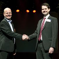 Erik Lundqvist och Peter Scott undertecknade avtalet i samband med Robotics Innovation Challenge i Eskilstuna den 9 februari. Foto: Terése Andersson  