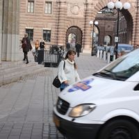 Tiina Nummi-Södergren vid en gångpassage utanför riksdagen.