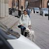 Tiina Nummi- Södergren passerar en gångpassage utanför riksdagen.