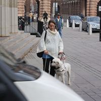 Tiina Nummi- Södergren passerar en gångpassage utanför riksdagen.