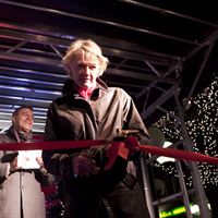 Ulla Hamilton och Göran Holm inviger den nya Julbelysningen på Drottninggatan (Fotograf Roger Vikstr