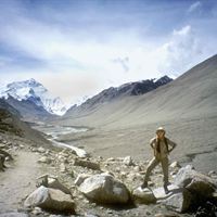 Sofie Gardestedt vid Mount Everests norra sida