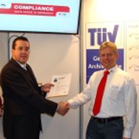 Andreas Dannenberg, Geschäftsführer der REDDOXX GmbH, nimmt die TÜV-Auszeichnung entgegen.
