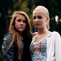 Isabella Alberti & Linnea Rönn i rollerna som Klara och Jessica i Klasskampen Foto: Emelie Anderson  