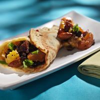 Pannkakor med kryddig chutney på nötter och torkad frukt  