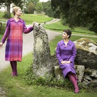 Vänster: Kappa, c.1970. Textil: Painted village, av Ebba von Eckermann. Höger: Klänning med lång ärm, c.1970. Textil: Moss Rose, av Ebba von Eckermann.