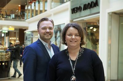 Vd Mattias Johansson och Turistchef Anette Schilde, bild 9
