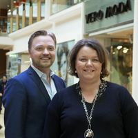Vd Mattias Johansson och Turistchef Anette Schilde, bild 9