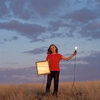 Flicka med solpanel och lampa_Foto National Geographic Stock John Burcham WWF