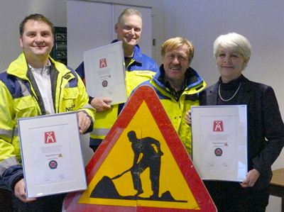 Sveriges vägarbetare, här representerade av Svevia och NCC tar emot Årets Hjulklapp från Motormännen
