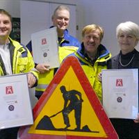 Sveriges vägarbetare, här representerade av Svevia och NCC tar emot Årets Hjulklapp från Motormännen
