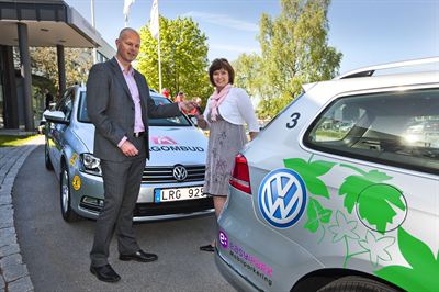 Marcus Thomasfolk, informationschef VW lämnar över nycklarna till Motormännens informationschef Susanne Lekengård