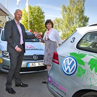 Marcus Thomasfolk, informationschef VW lämnar över nycklarna till Motormännens informationschef Susanne Lekengård