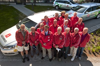 Några av sommarens alla vägombud samlade vid en av vägombudsbilarna 