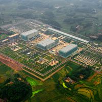 Strömriktarstationen vid Fulong vid UHVDC-länken Xiangjiaba-Shanghai i Kina