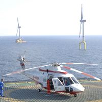 Avfärd med helikopter från strömriktarstationens plattform.