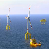 Havsbaserad strömriktarstation tillsammans med vindturbiner från BorWin1-projektet.