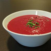 Soppa på rödbeta och potatis