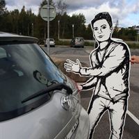 Erik hjälper genom att hålla, lyfta och putta