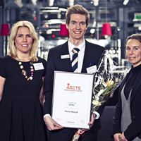 Från vänster: Emma Engström, ansvarig studentkommunikation KPMG, Martin Björgell, Årets Ekonomistudent och Malin Sund, Brand Manager KPMG.