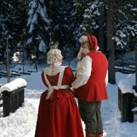 Tomten och Tomtemor ute på en vinterpromenad