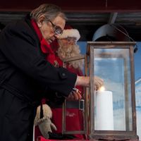 Arne Weise tänder ljuset