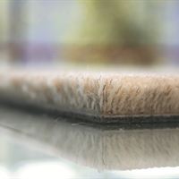 Miljövänligt. 74 % återvunnet material i plattan kompletterat med naturlig förnyelsebar ull.