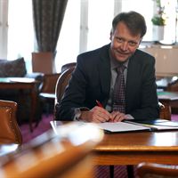 Kenneth Alness, MD Lantmännen BioAgri and INCOTEC Sweden AB, signing the contract with Felleskjöpet