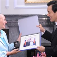 On the 9th Annual Youth for Human Rights World Tour, Founder and President Mary Shuttleworth introduced Taiwan President Ma Ying-jeou to the Youth for Human Rights International educational program and materials.